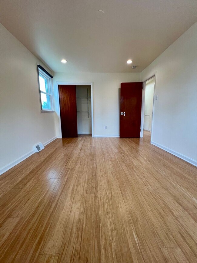 Building Photo - Gorgeous 3-Bedroom Townhome with One-Car Garage in Roxborough! Available NOW!