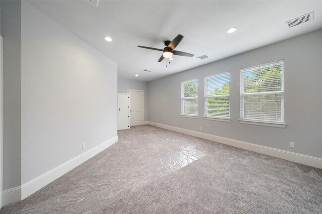 Building Photo - 401 Brook Hollow Dr