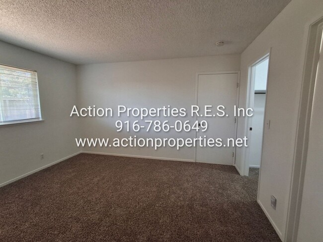 Building Photo - 2 Bed, 2 Bath - 1 Car Garage - Duplex - Pr...