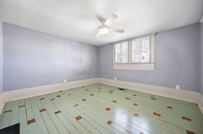 Building Photo - 209 W Shadburn Ave