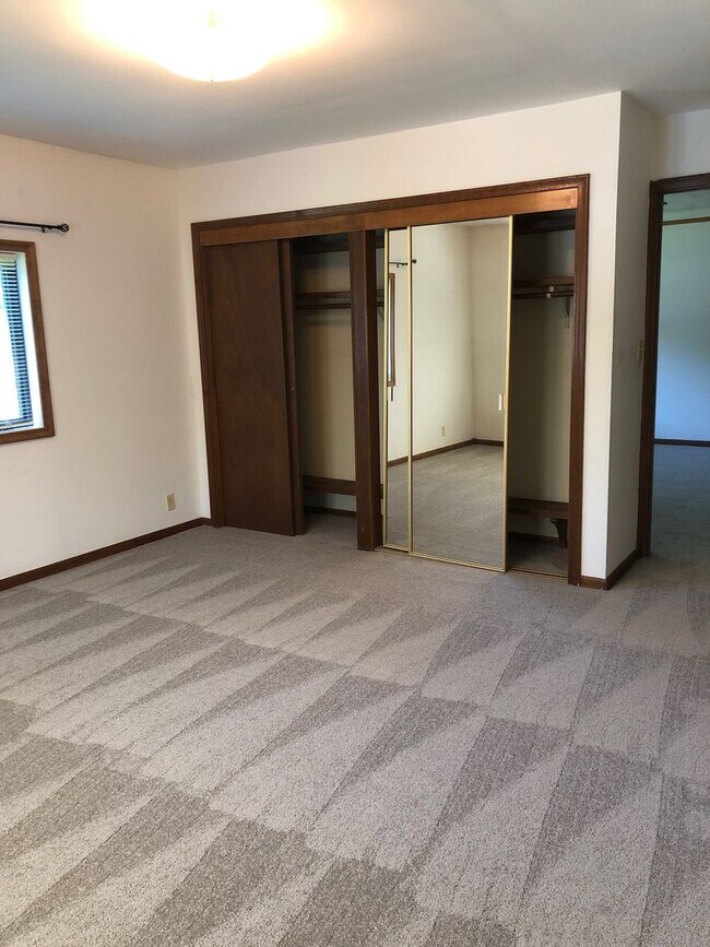 Building Photo - Large 4 bedroom 2 bath home right off of West Center