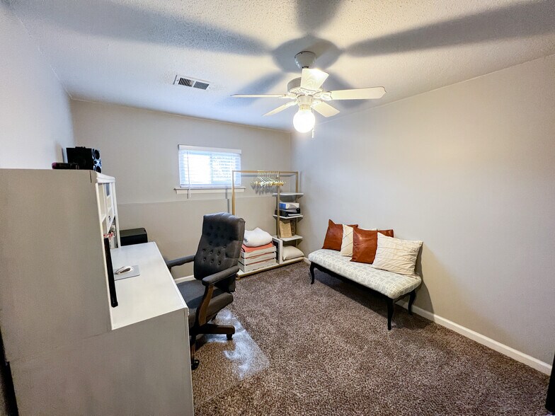 Building Photo - 323 SE Melody Ln