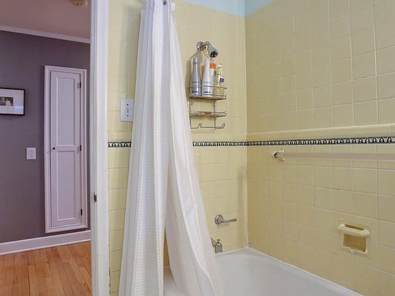 Building Photo - "Charming 3-Bed Home with Granite Elegance...