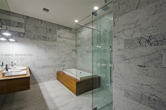 Building Photo - 2669 S Bayshore Dr