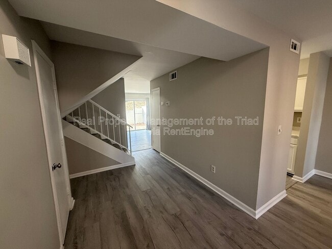 Building Photo - 2425 Tantelon Pl