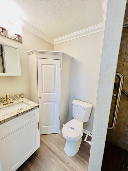 Building Photo - 3 Bed/2 Bath - Unit 29