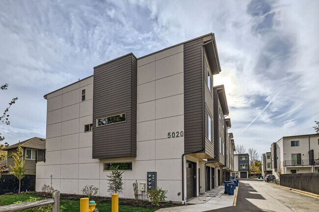 Building Photo - New Construction!  Spacious Modern Townhome in Edmonds.