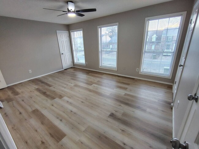 Building Photo - Spacious 2 bedroom 2.5 bath townhome for lease