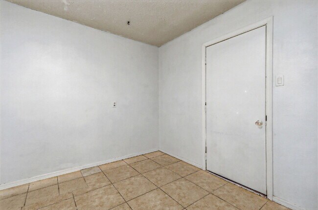 Building Photo - 3 bed 2 bath house with a studio