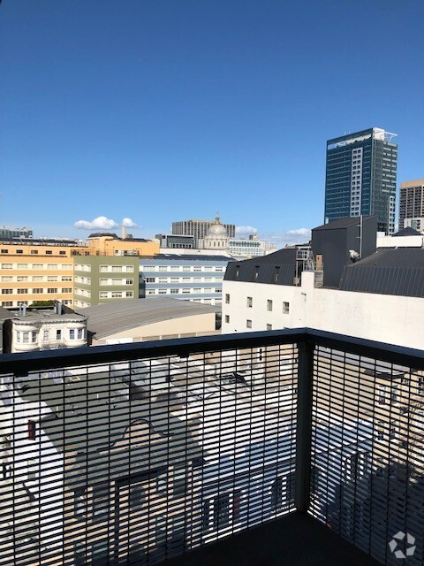 Building Photo - Beautiful top floor 1BD/1BA unit in the Hayes