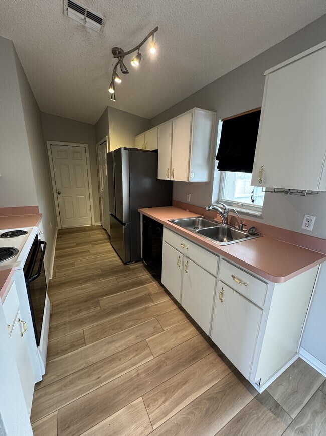 Building Photo - 5100 Mentmore Ave