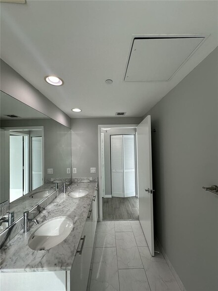 Building Photo - 950 Brickell Bay Dr