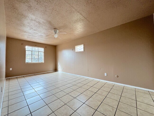 Building Photo - Northeast El Paso 4 Bed 2 Bath  Refrig A/C