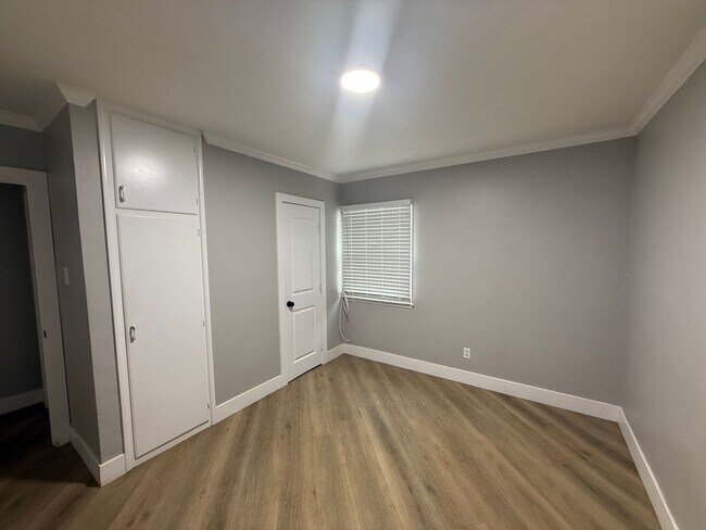 Building Photo - Multi Generation Home 4 Bedroom 3 Bath