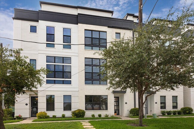 Building Photo - 1120 Ennis St