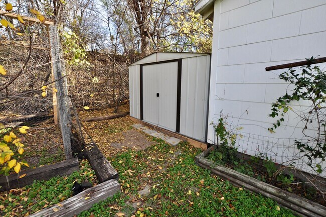 Building Photo - FOR LEASE! Nice 5 BR - 3 Bath - 2,600+ sf ...