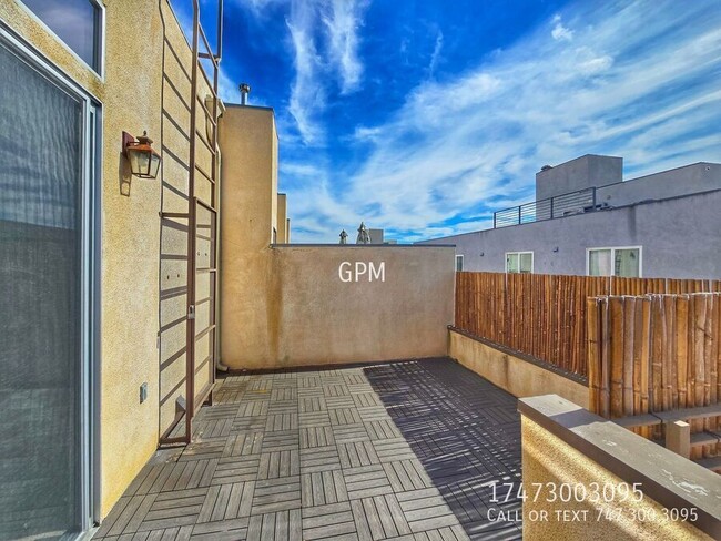 Building Photo - MOVE-IN SPECIAL! - LUXURY TOWNHOME IN NOHO!