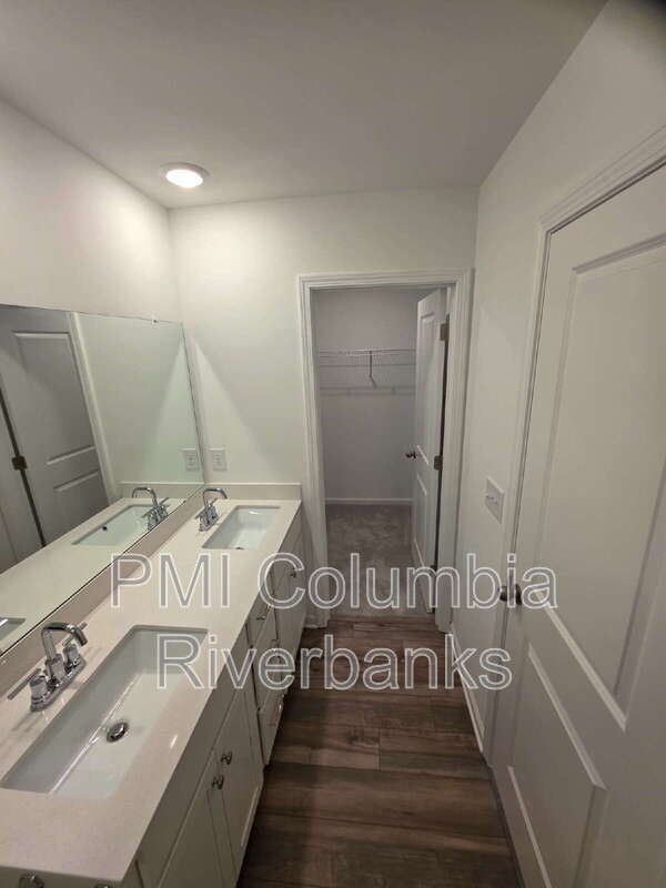 Building Photo - 559 Marcus Wy