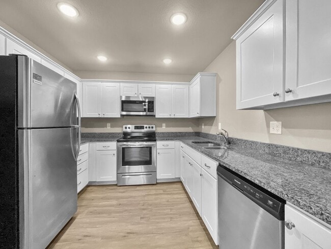 Building Photo - Spacious 3-Bedroom Townhome in Prime Colonial Highlands Location