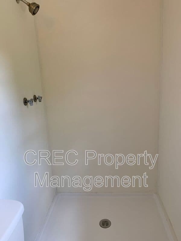 Building Photo - 205 Pinewood Dr