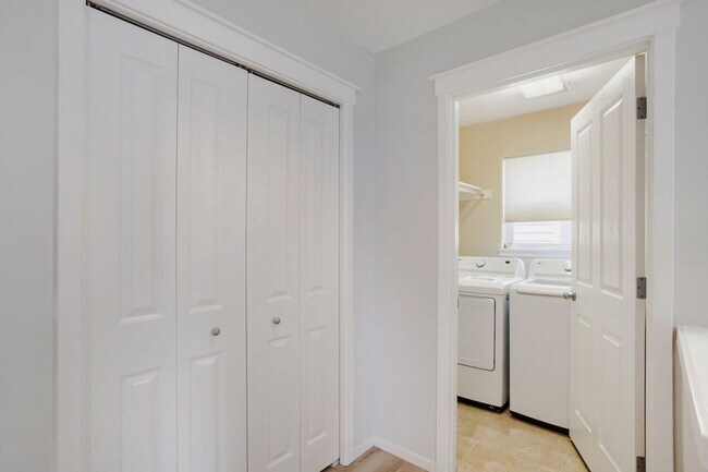 Building Photo - 4BR/2.5BA Home with Main-Level Bedroom/Office — Central A/C & Fenced Yard | Orenco Gardens, Hills...