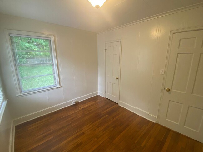 Building Photo - Adorable Old West Durham Home / Fenced Bac...