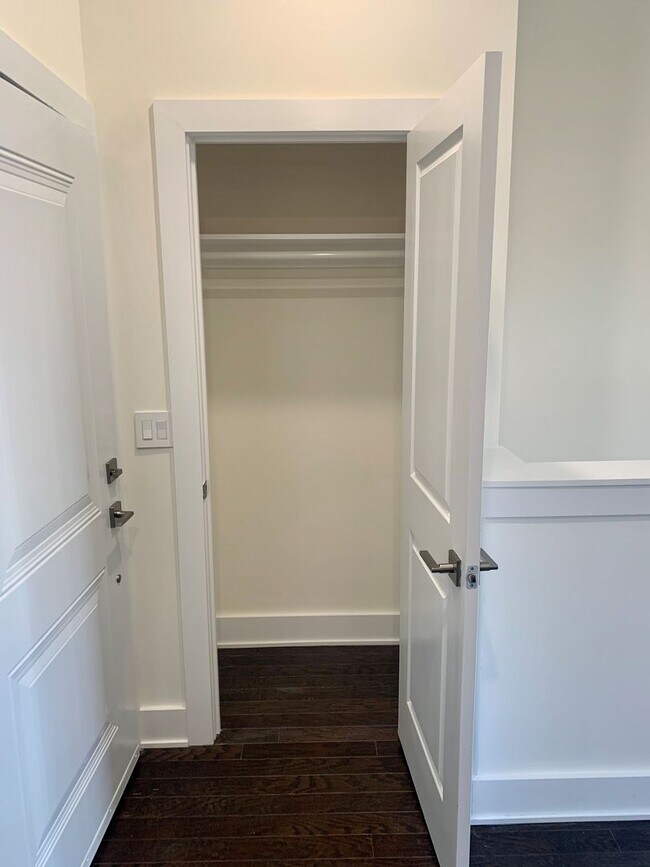 Building Photo - Luxurious 1-Bedroom Apartment in Olde Kens...