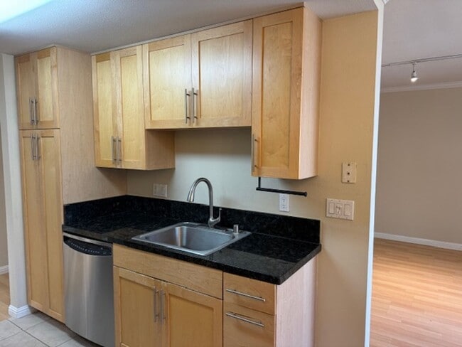 Building Photo - Wonderful 2 bedroom/2 bath lower level con...
