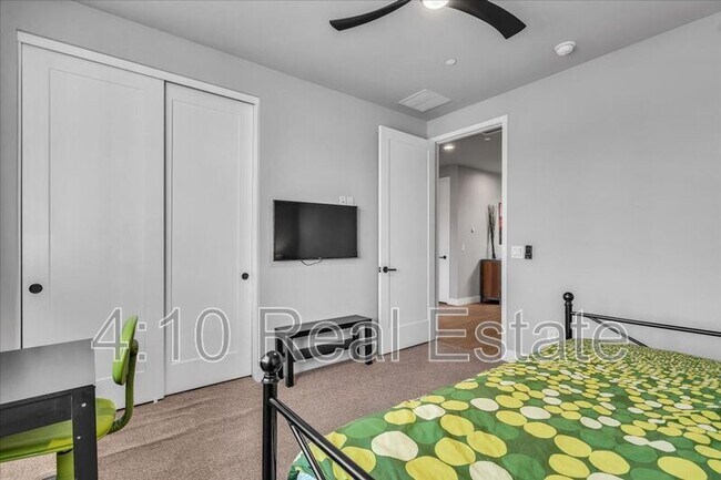 Building Photo - 1111 E Missouri Ave