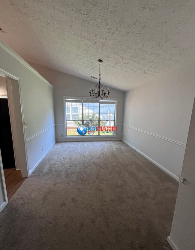 Building Photo - Newly renovated ranch in the COLLINS HILL ...