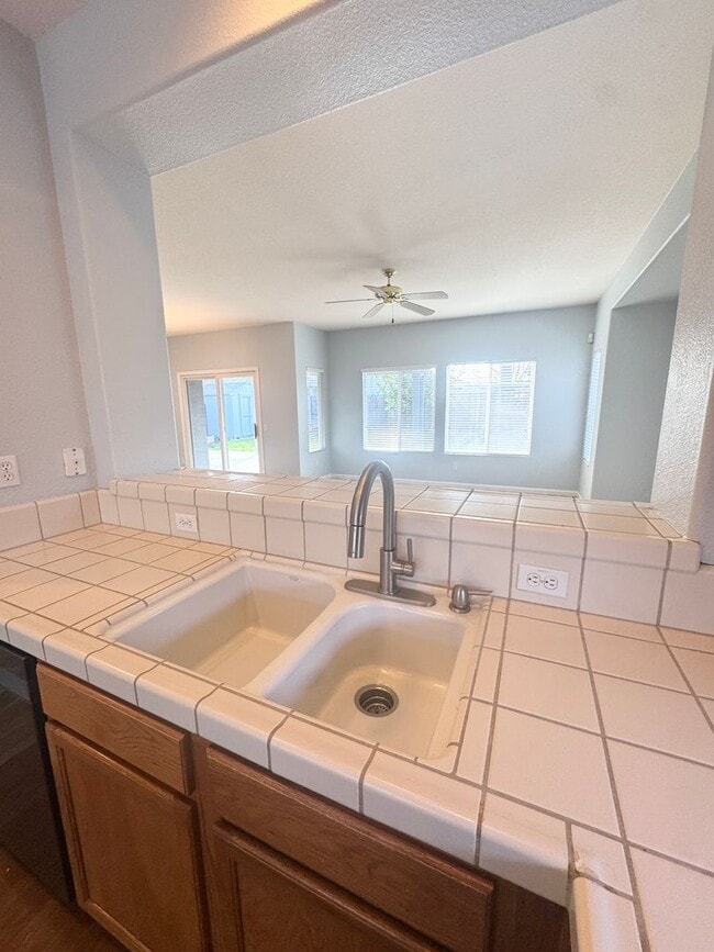 Building Photo - THREE BEDROOM TWO BATH SINGLE STORY HOME SEE VIDEO