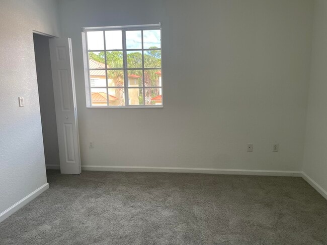 Building Photo - 5024 SE Mariner Garden Cir