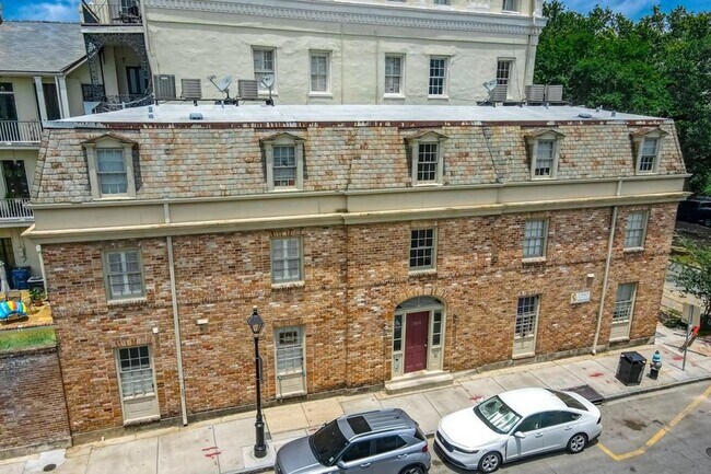 Building Photo - 1323 Dauphine St