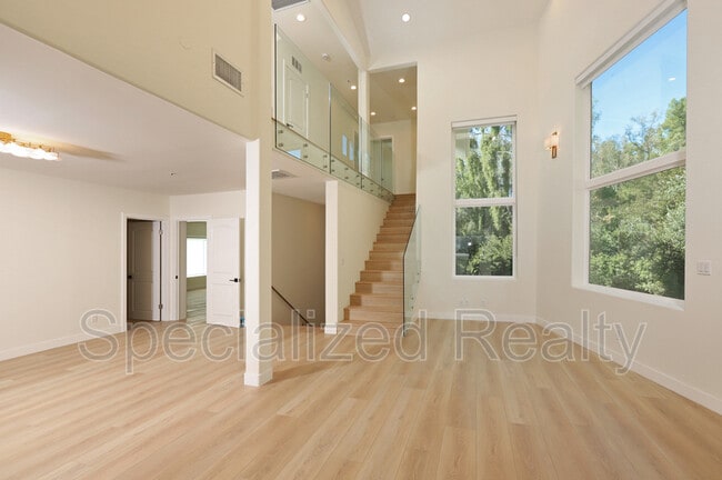 Building Photo - 1827 Hill Dr