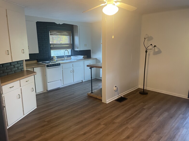 Primary Photo - 4470 Main St