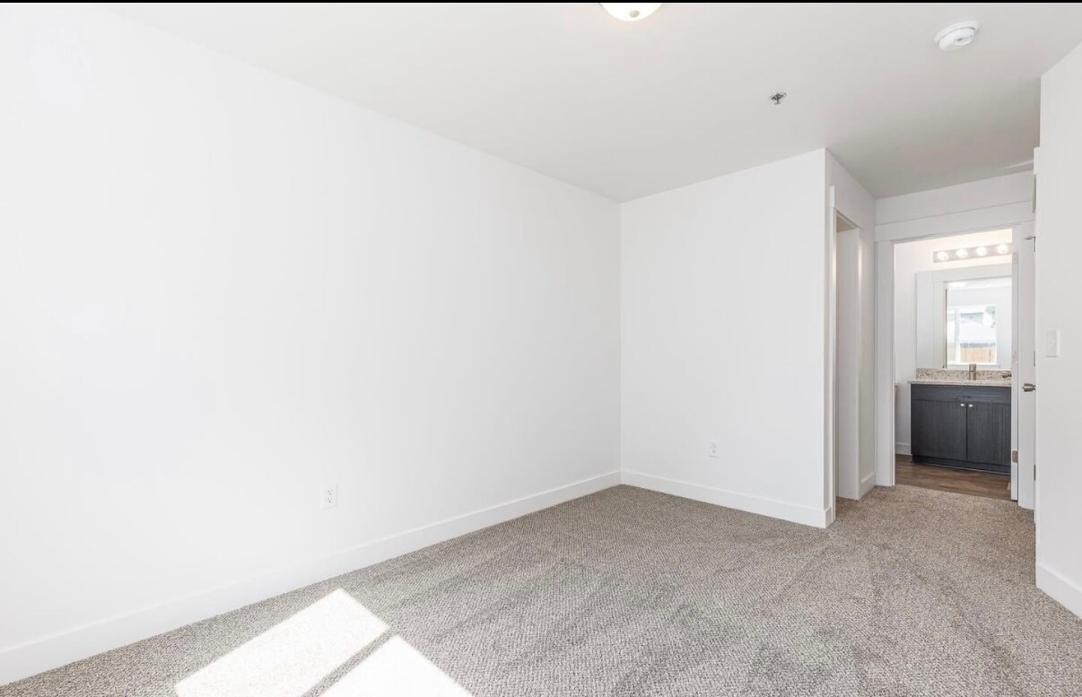 Building Photo - 485 S 38th Ave