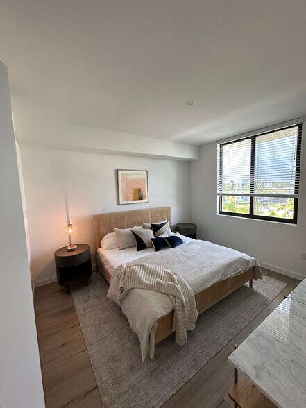 Building Photo - 405 W 69th Pl