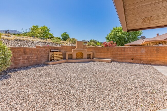 Building Photo - Beautiful 4 Bedroom 2 Bath Home!