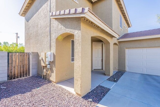 Building Photo - Spacious 4 Bed 2.5 Ba in Gated Community