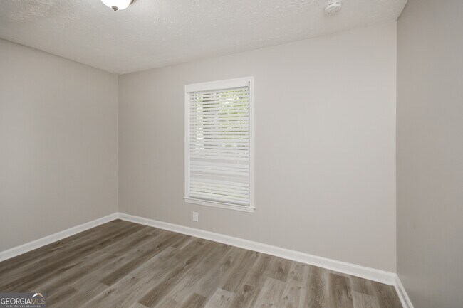 Building Photo - 883 Waterside Dr SE