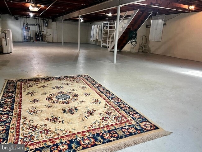 Building Photo - 289 N River Dr