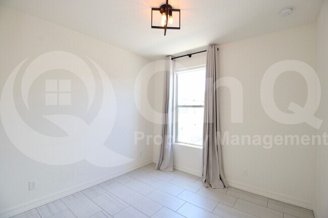 Building Photo - 7330 E Vista Bonita Dr
