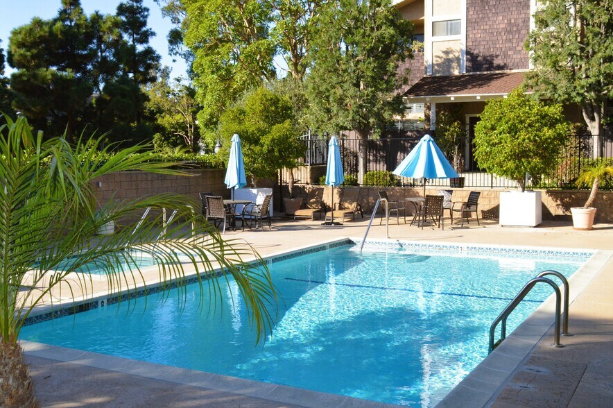 Building Photo - 5848 Canterbury Dr