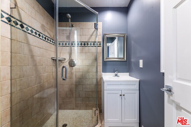 Building Photo - 1112 S Highland Ave