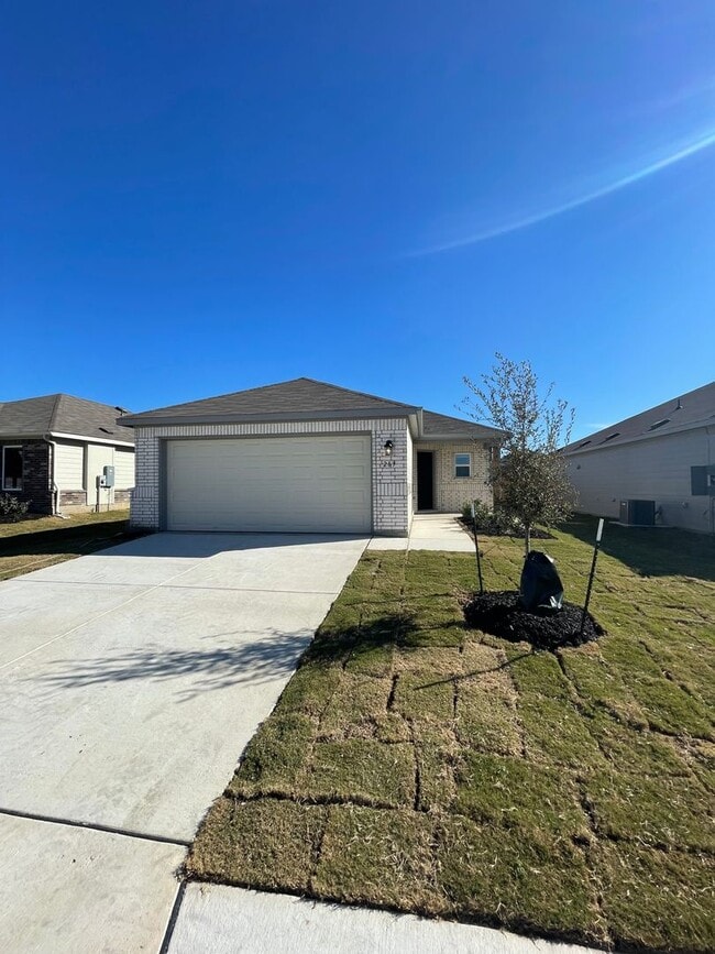 Building Photo - *Pre-Leasing** Four Bedroom | Two Bath Home in Legend Pond