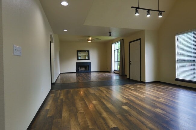 Building Photo - Modern 3BR/2BA Home in Jenks School Distri...
