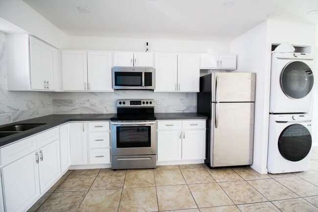 Interior Photo - Granada Gardens