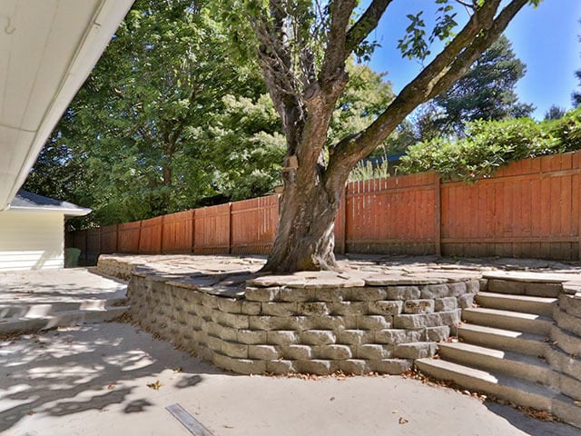 Building Photo - Spacious and Light Lake Oswego Home