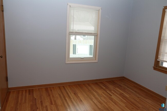 Building Photo - 1905 S Western Ave