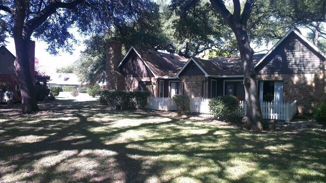 Building Photo - 1601 Faro Dr